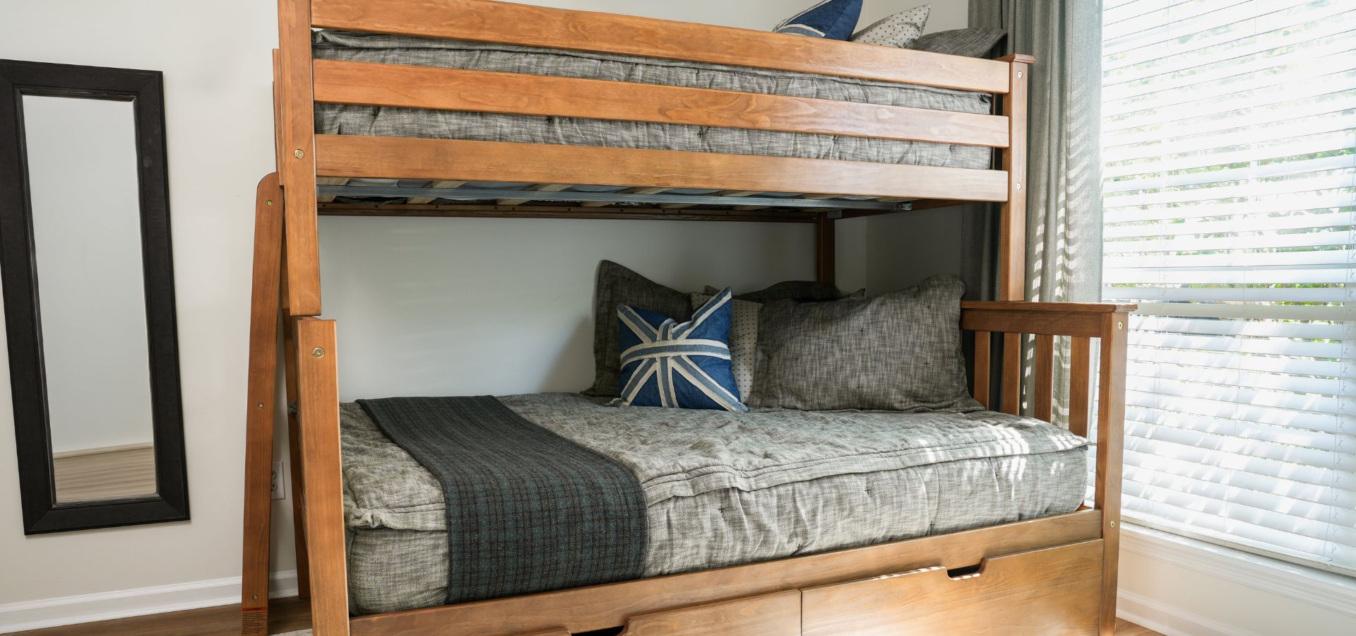 HOW MUCH WEIGHT CAN AN ADULT BUNK BED HOLD?